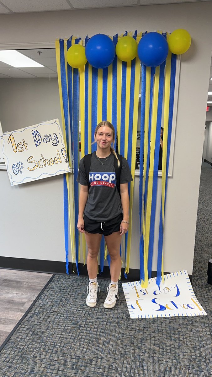 hputxwbsk's tweet photo. Happy First Day of School!!💙💛
•
•
•
Check out some of these freshman on their first day!🐝🏀
#StingEm https://t.co/H19MV3EST4