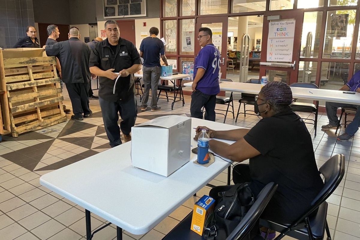 SEIULocal99's tweet photo. 94% Of SEIU Local 99 members at LUSD Voted To Ratify Tentative Agreement! The agreement includes a 6% wage increase for this year and last year with a one-time bonus for both years. When we Fight, We Win!
#FairContract #unionvote #unionstrong #wageincrease #Lynwood #99Strong https://t.co/CQVBGzBV98