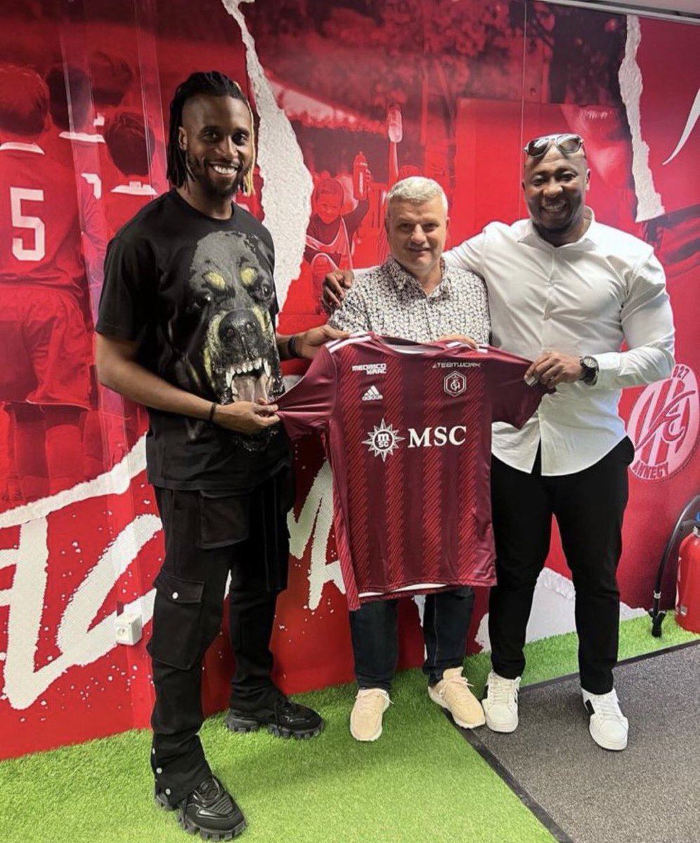 sebnonda's tweet photo. Done deal ✅ : Jonathan Kodjia signe au FC Annecy 

📸 @JrMaestro19 https://t.co/BhLinL1sVX
