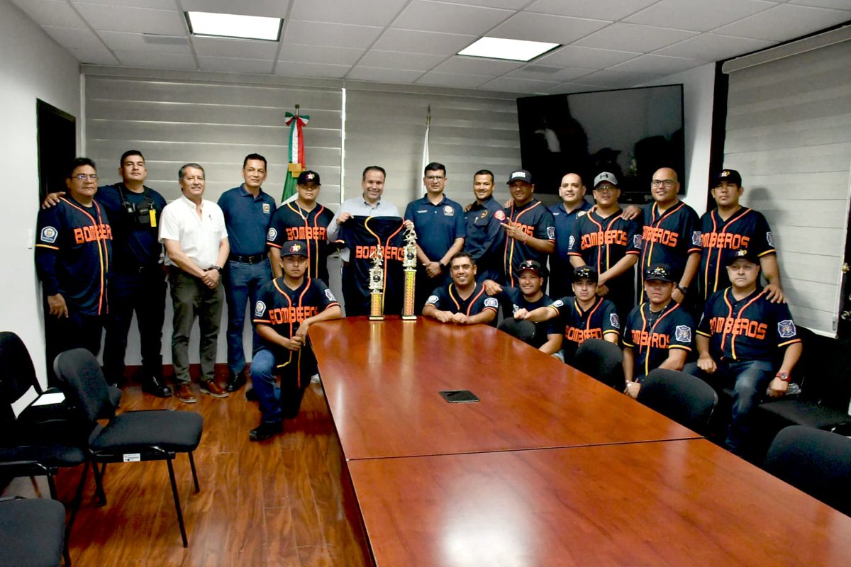 Podio_Mx's tweet photo. Felicita Toño Astiazarán a equipo de béisbol Bomberos de Hermosillo por su bicampeonato – https://t.co/wPaS3f2EEY https://t.co/RbcwgO1eAI https://t.co/QNjVchQkjq