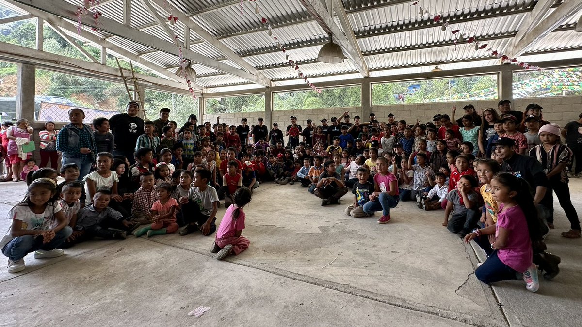 Cuando los corazones se unen, se rompen obstáculos… más de 1000 mochilas donadas por colaboradores de <a href="/ATTMxEmpleos/">AT&T Mx Empleos</a>, con la convicción de que un granito de arena, transforma para lograr metas y sueños de niños en comunidades del Pico de Orizaba en Veracruz.

#VidaEnATT <a href="/ATTMx/">AT&T Mx</a>