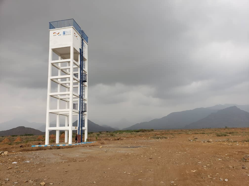 SFDYemen's tweet photo. An integrated project ended a daily burden of 2,590 persons in fetching water fm a remote source. Happening in AlRafie, #AlHodeidah

Components:
☑️ pumping unit
☑️ tank 75m3
☑️ computer system
☑️ network
☑️ 370 counters
☑️ Furnished control room

Funded by @KfW_FZ_int @BMZ_Bund https://t.co/YHs2smR0hu
