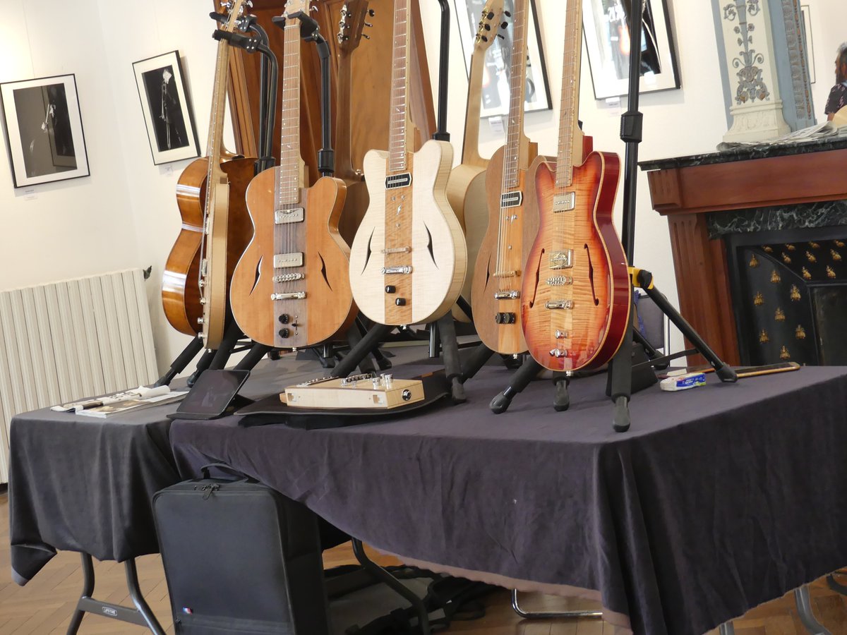 GuitareCreation's tweet photo. [ RETOUR en IMAGES de notre expo à #andernosjazzfestival, superbe 50ème édition 🎶]
.
Merci à la mairie d' #andernos #maisonlouisdavid et à l'orga 🙏 !
.
Ravis d'exposer nos guitares et la #guitareosiris 🎸d' @actionjazz issue de la Bourse des Métiers d'Art @creatlantique 🏆 ! https://t.co/2EeSO0hAAC