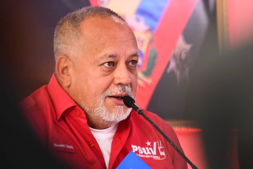 PartidoPSUV's tweet photo. "Si alguien ha procurado la paz de este país es la Revolución Bolivariana, hemos puesto la mejilla hasta 10 veces y hemos aprendido (...) el que va es Nicolás", Diosdado Cabello.

@dcabellor 
#ConversaítoConMaduro https://t.co/FCpJkGNjeH