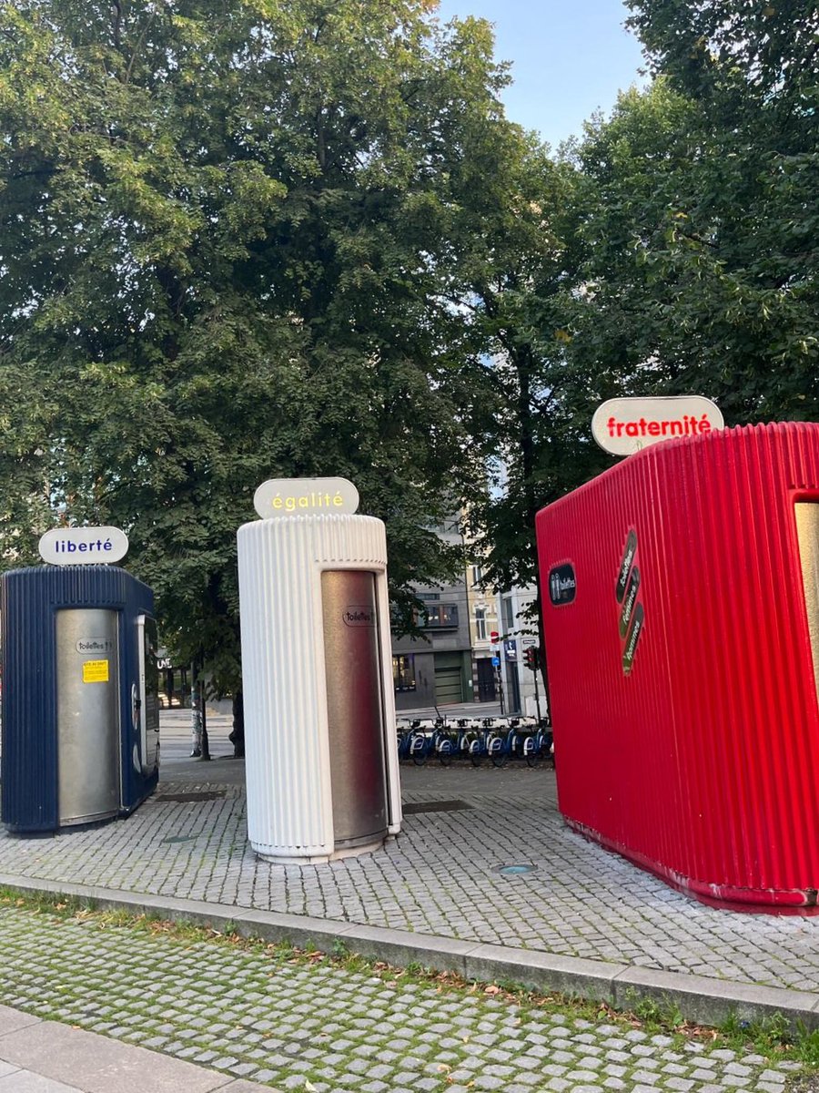Étonnantes sanisettes tricolores revêtues de la devise républicaine !
Vu à Oslo 🇸🇯 et nul part ailleurs !