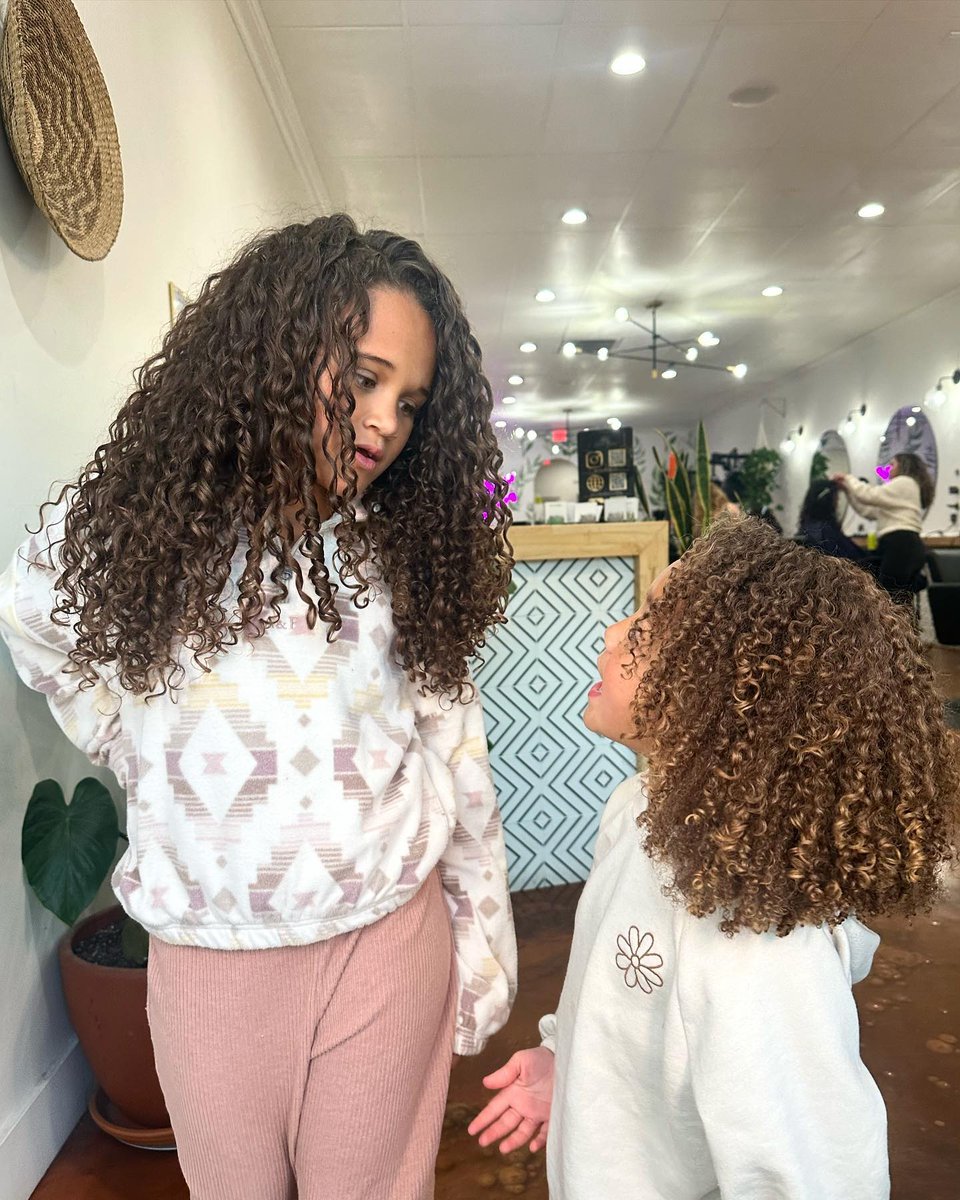 BounceCurl's tweet image. Sister Sister💗💗
.
.
Styled with #bouncecurl products 🖤
.
#curlygirls #curly #curlycut #urbanbloomcurls #curlyhairstyles #mixedbabies #mixedcurls 
📷 @urbanbloomcurls