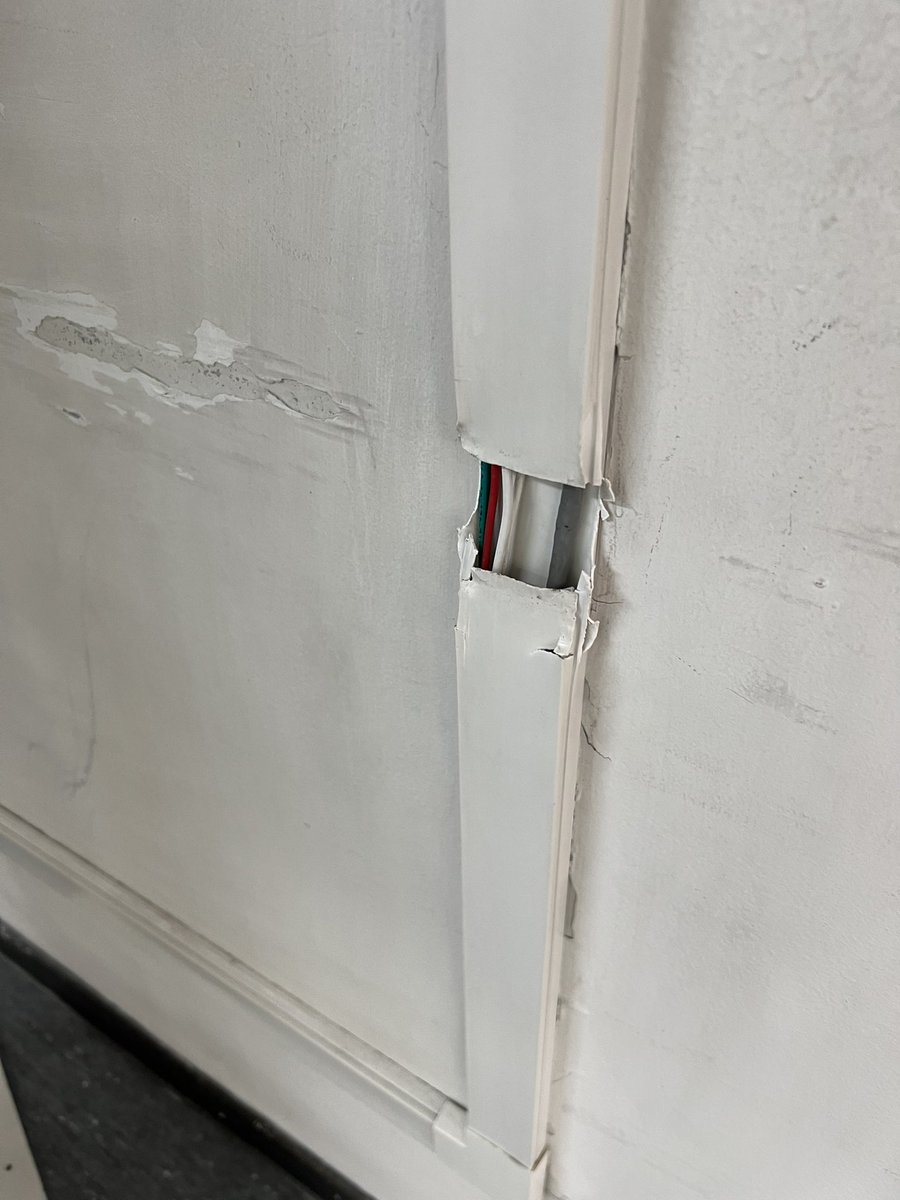 Luis__Fonseca's tweet photo. @RedSaludCChC Hola, les pediría un poquito más de atención con sus instalaciones en CCP, cables expuestos de electricidad a la altura de niños en salas de admisión, toma de red seca sin accionamiento para válvula, además de sistemas y ascensores que no sirven. https://t.co/9xK8fnjjON