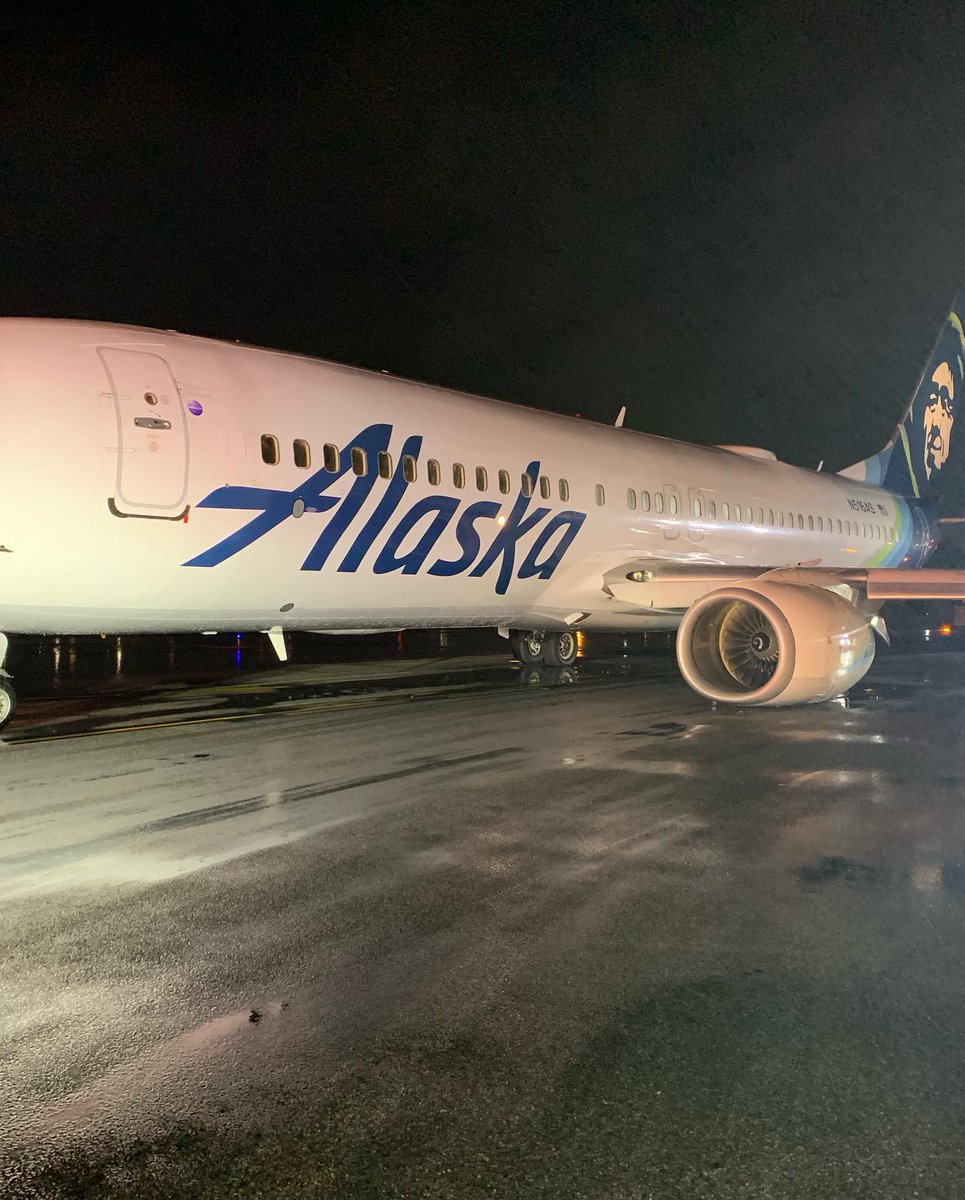 Alaska Airlines 737-800 substantially damaged after a heavy landing at Santa Ana Airport during storm Hilary.

📷 SDYankee69