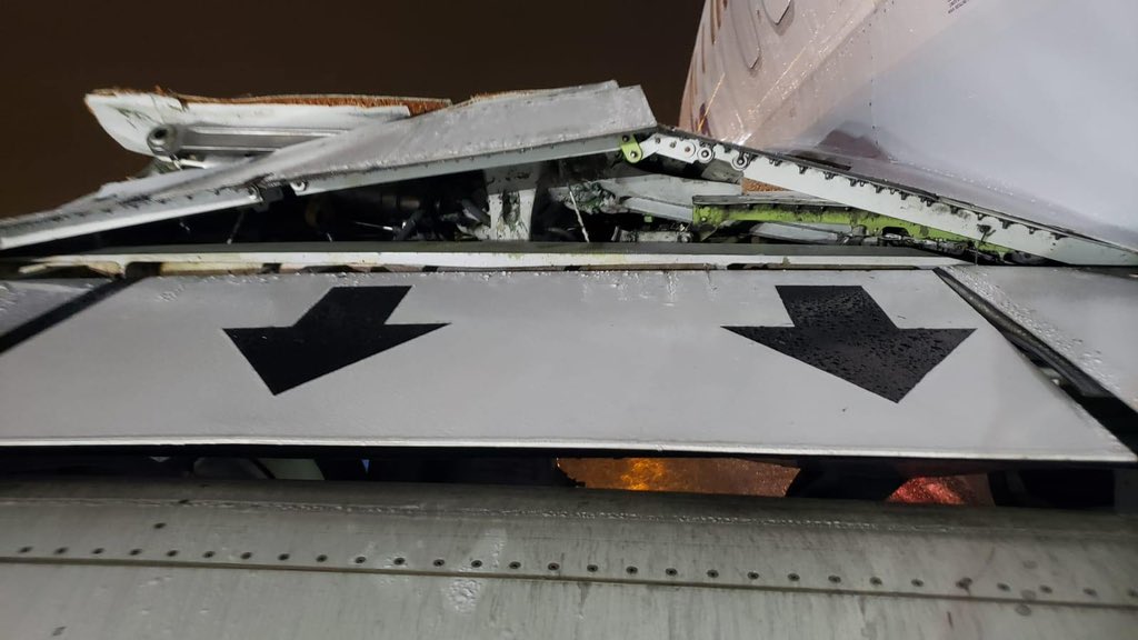aviationbrk's tweet photo. Alaska Airlines 737-800 substantially damaged after a heavy landing at Santa Ana Airport during storm Hilary.

📷 SDYankee69 https://t.co/ANtzQSrCfV