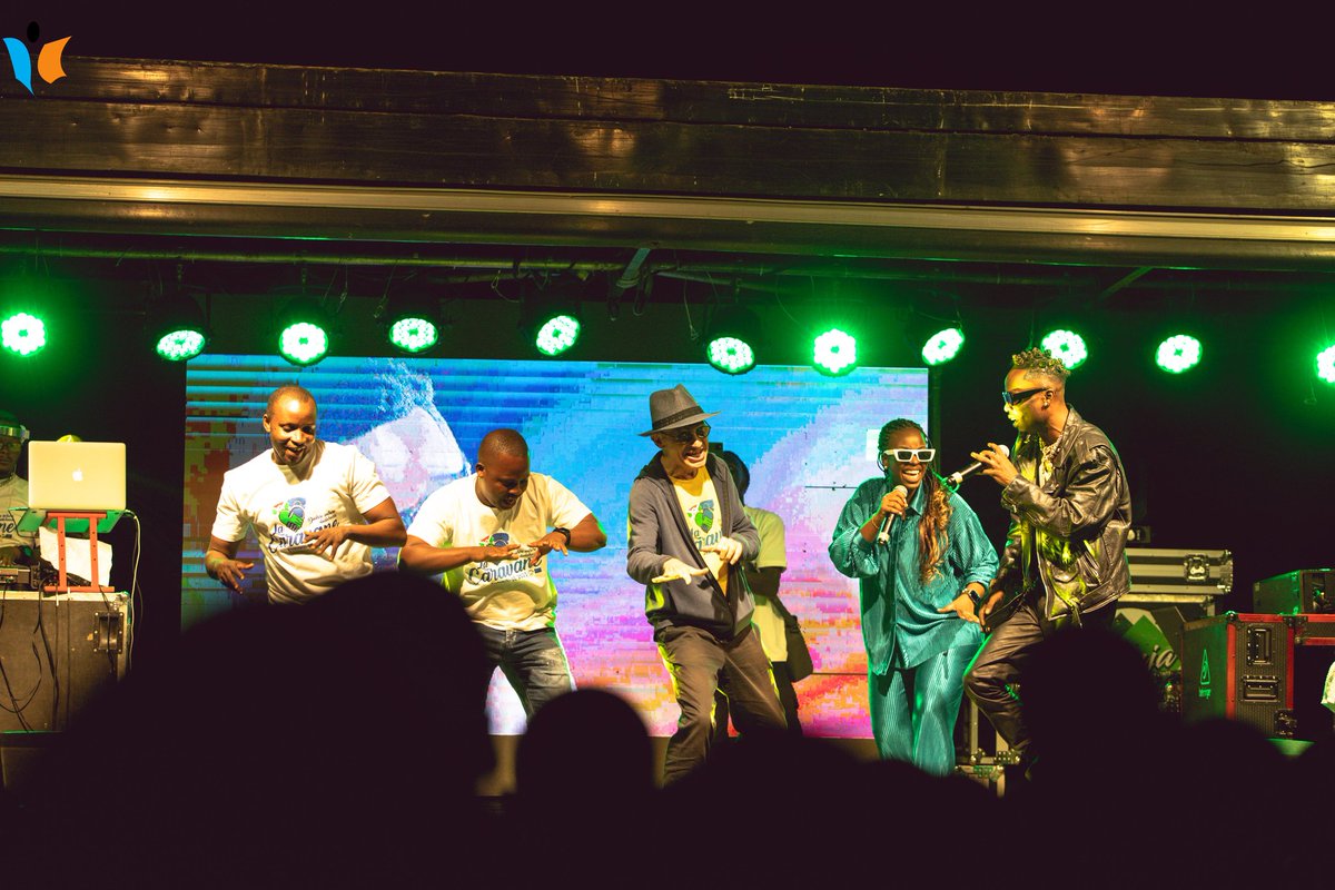 MagazineJimbere's tweet photo. 🎊 Pour clôturer en beauté, chaque journée de la #CaravaneBurundiUE se termine par un show gratuit offert par les artistes @satb257, @meiliofficial_ et @MutimaComedien

🕺🏽 Au cours de cette soirée, Ambassadeur @ClaudeBochuEU a monté lui-même sur scène pour partager la joie avec les habitants de #Ngozi

🎙️ En plus du #vibe, les artistes livrent également leurs témoignages sur les impacts des projets financés par l'@UEauBurundi à travers le #Burundi