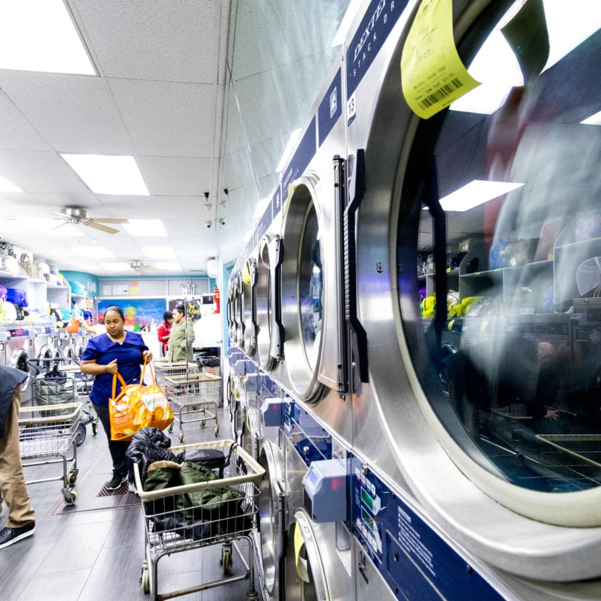 Don't waste time waiting for your laundry. With our quick service, you'll have fresh and clean clothes in no time! ✨