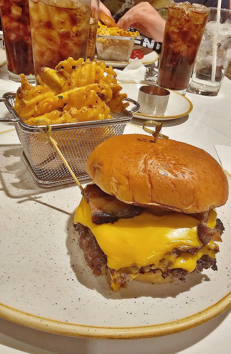 LET ME TELL YOU ABOUT THIS BURGER!!! #Steakhouse71 #ContemporaryResort #disneyworld