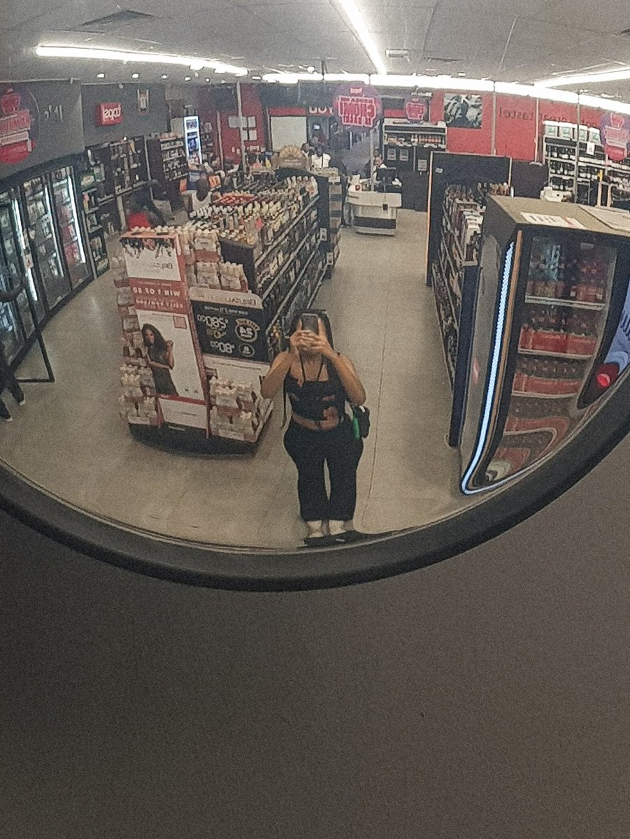 drk_chclt's tweet photo. close-up mirror selfies have my heart 🤲🏼 https://t.co/vcrIWyor8h