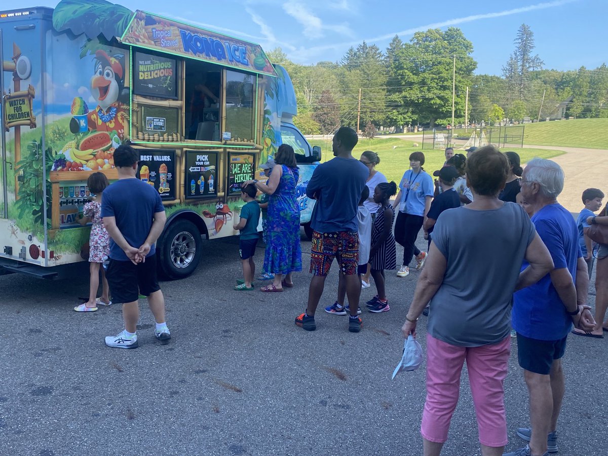 BathElementary's tweet photo. Great fun at the ⁦@bath_pta Back to School Picnic! It was a great opportunity for our families to visit  and for our students to meet new friends. ⁩ https://t.co/tmh9VOvQDj