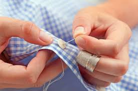 conurbeib's tweet photo. 🧵 Aprende a hacer pequeñas reparaciones. Coser un botón suelto o
arreglar un pequeño agujerito o desgarro puede salvar tu ropa de la basura y
ahorrarte plata en compras innecesarias. ✂️ #ReparaTusPrendas #CuidaTuRopa https://t.co/jmKAGVbvha