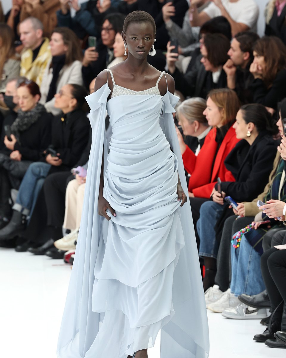 (1/2) A subtle and beautiful collection, exhibited through effortless elegance. #Fendi's SS23 #HauteCouture collection is exactly as #KimJones intended. In an interview with Vogue on the collection, Jones said  “I wanted a floatiness. Elegant but youthful.”