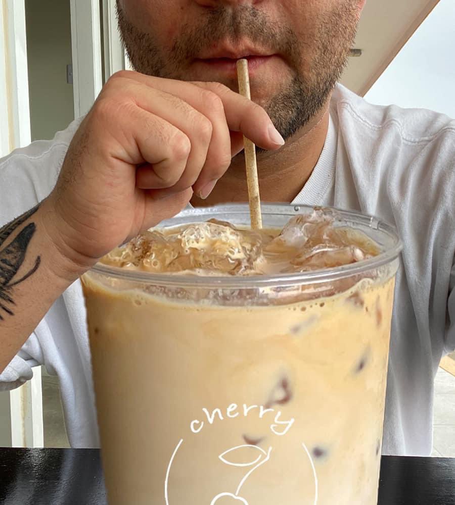 “se m antoja un café frío”
el café: