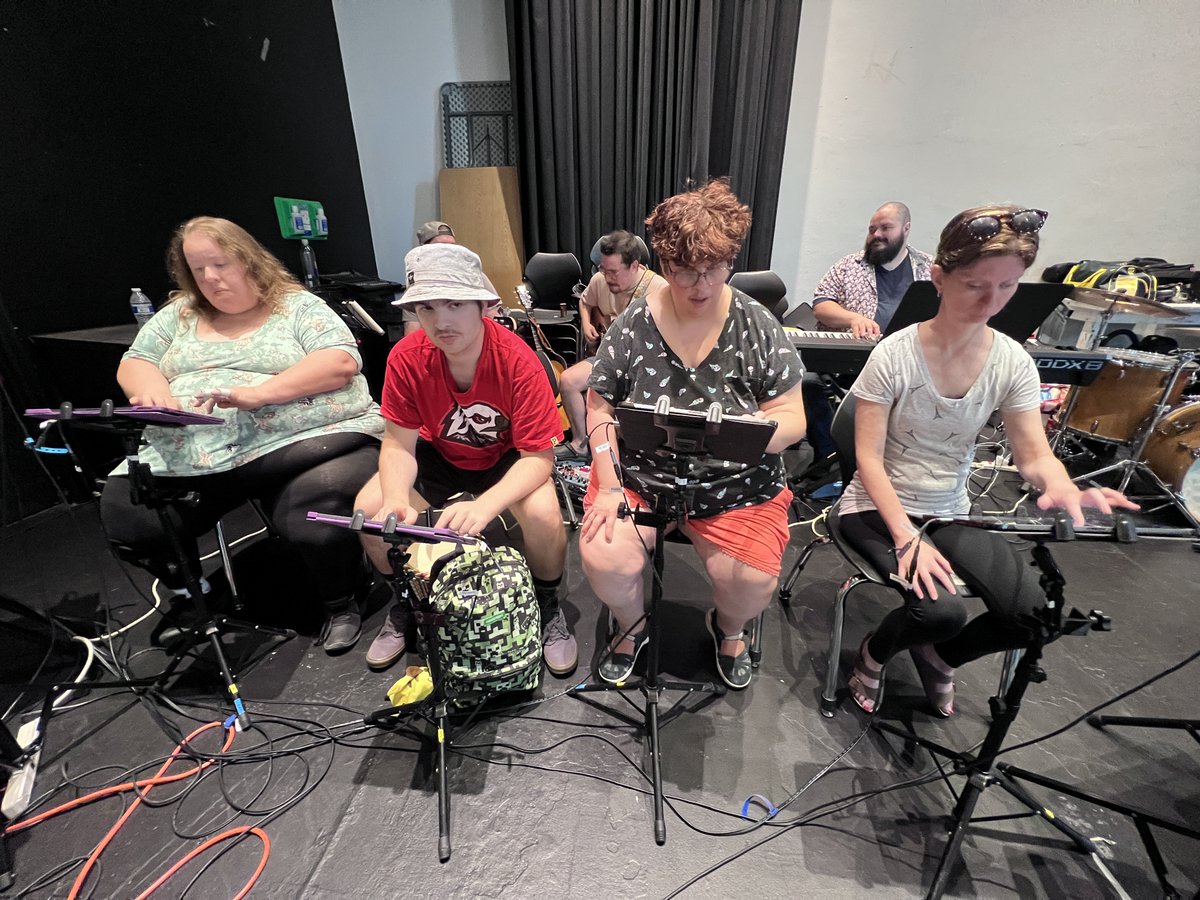 Performers for Portland's PHAME academy take on a fun/unique musical this week — a show about Talking Heads' memorable "Stop Making Sense" album and film. Working musicians contribute, and PHAME students sing and add electronic sounds via iPads.
portlandtribune.com/lifestyle/pham…