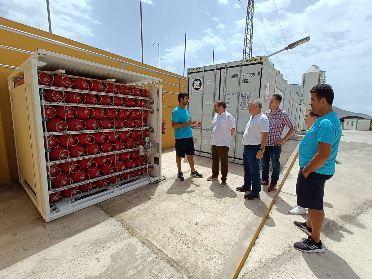 raulgbrink's tweet photo. También conocí durante la visita a la Aldea #AgropecuariaFurel cuyo proyecto de producción de hidrógeno verde es único en Canarias y Europa. Mi enhorabuena extensiva también a @ITCCANARIAS #Capisa e @Inycom Orgulloso de conocer emprendedores rurales con visión del siglo XXI. https://t.co/AJyYPSey3a