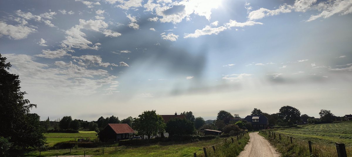tddebrabander's tweet photo. Een soort van zwarte gaten in de lucht te Stokkum zaterdag in de opklaringen @GerritHiemstra #weerfoto #optisch https://t.co/RcXHNH0Lbz