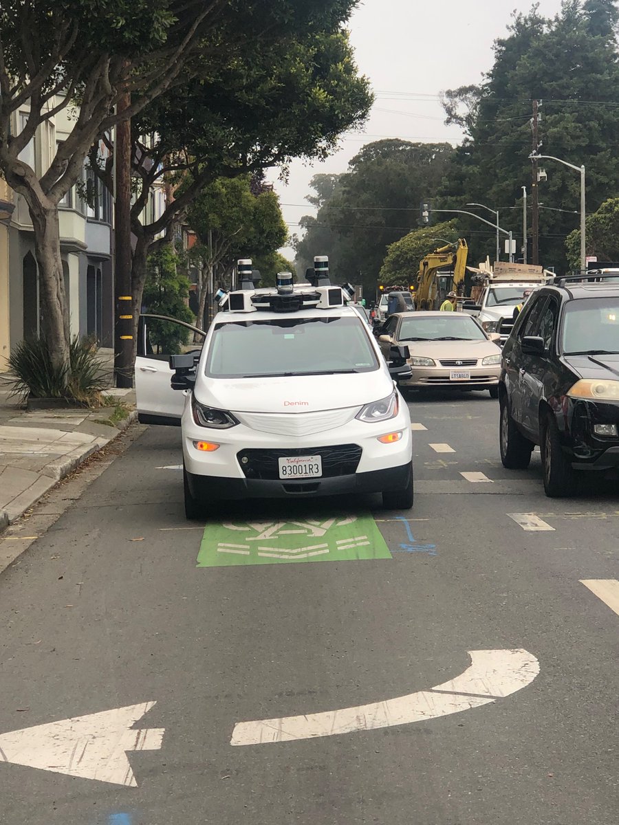 I finally experienced getting blocked on my commute by a confused self driving car. @Cruise  #SelfDrivingCar #ArtificialIntelligence #BikeToWork