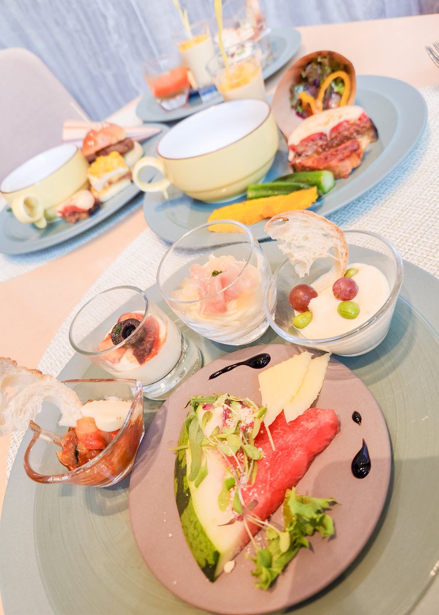 「友達とトロピカル～なヌン茶行ってきたけどあまりにも美味しくて気付いたら2時間食べ」|黒豚ピギーのイラスト