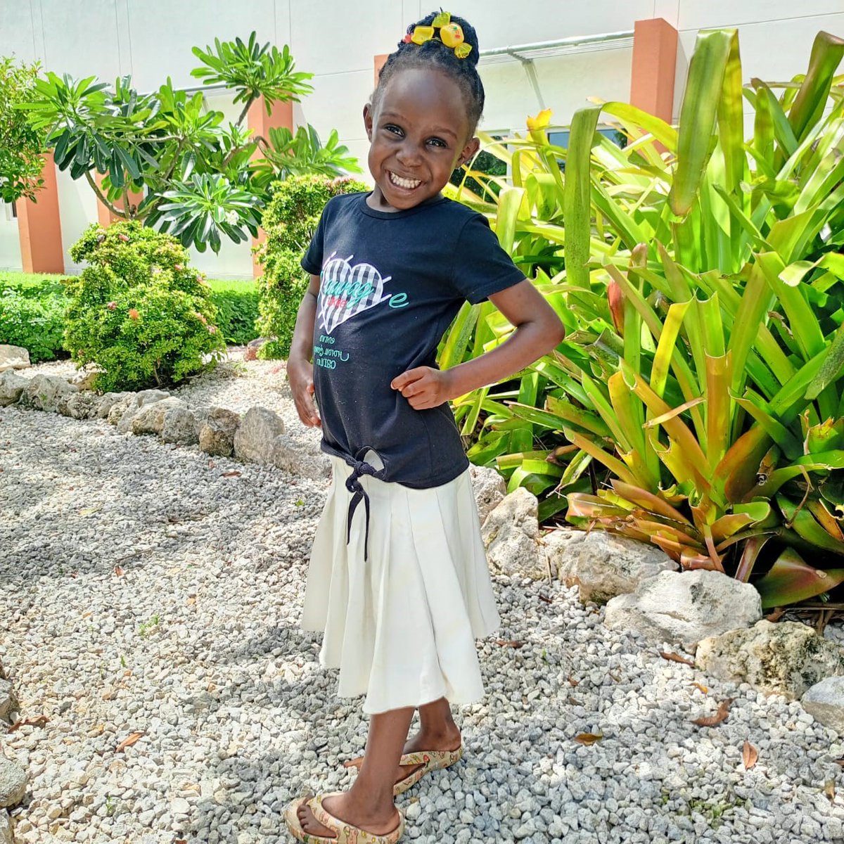 Franklin_Graham's tweet image. Would you pray for 4-year-old Diana and 2-year-old Isabel? Both girls are from Uganda and will be having life-saving heart surgery tomorrow at a hospital in Grand Cayman through @SamaritansPurse Children’s Heart Project.