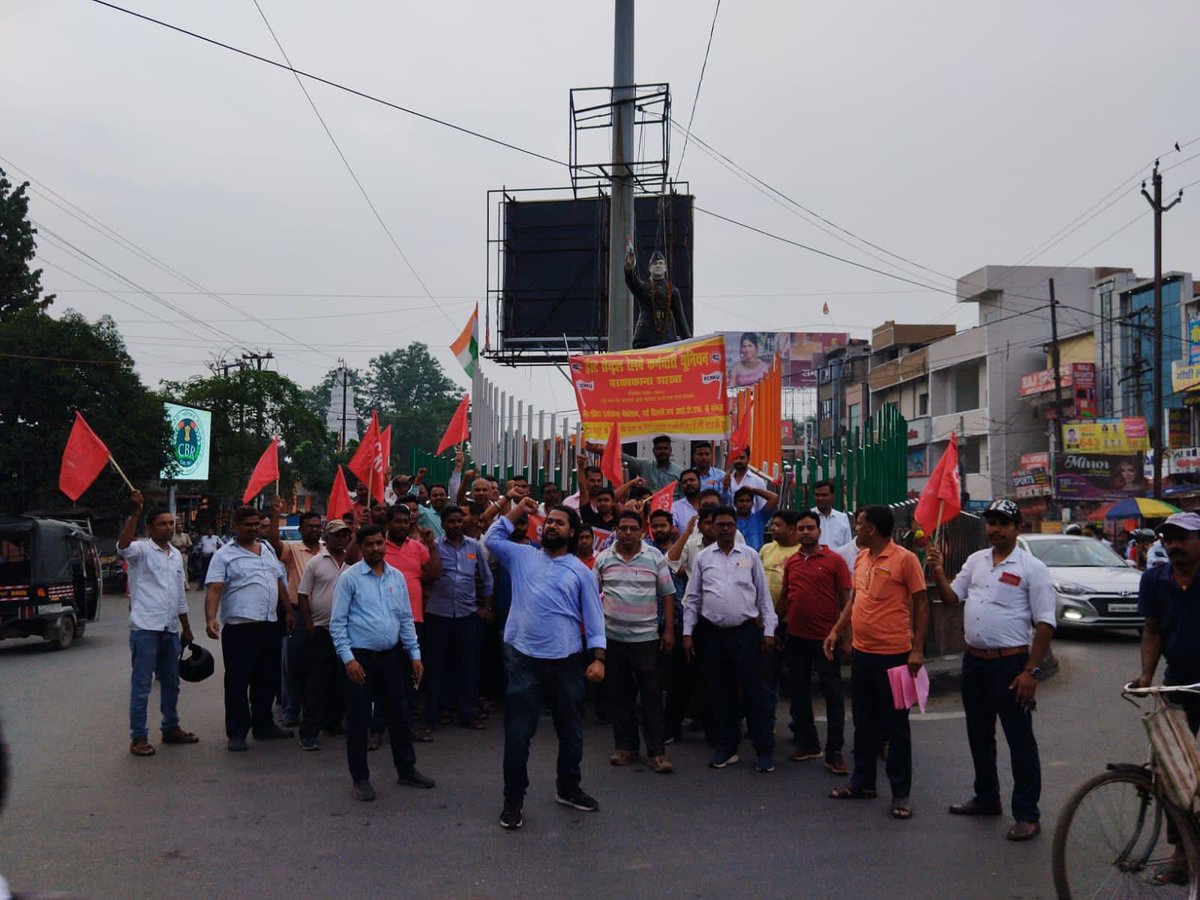 ScrapNPS's tweet photo. पुरानी पेंशन की माँग को लेकर @ECRKU_Official बरकाकाना शाखा रेलकर्मियों की बाईक रैली। 
कंट्रोल ऑफिस के समक्ष शपथ ग्रहण के साथ पुरानी पेंशन लाने पार्टी को वोट देने का ऐलान ।

#ScrapNPS #Scrap_NPS #OPS #RestoreOPS #पुरानी_पेंशन_बहाल_करो https://t.co/vYtpAKB9O9