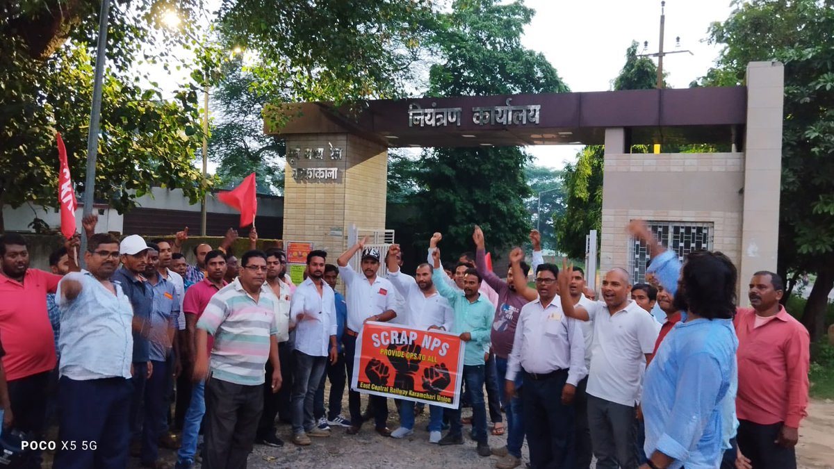 ScrapNPS's tweet photo. पुरानी पेंशन की माँग को लेकर @ECRKU_Official बरकाकाना शाखा रेलकर्मियों की बाईक रैली। 
कंट्रोल ऑफिस के समक्ष शपथ ग्रहण के साथ पुरानी पेंशन लाने पार्टी को वोट देने का ऐलान ।

#ScrapNPS #Scrap_NPS #OPS #RestoreOPS #पुरानी_पेंशन_बहाल_करो https://t.co/vYtpAKB9O9