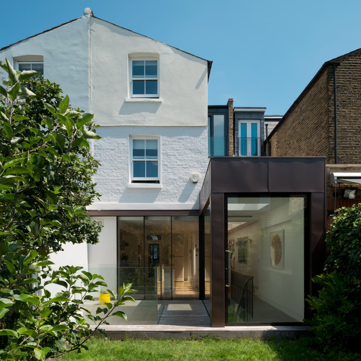 cantifix's tweet photo. Extensions can be designed to stand out or blend in with the original building.

Which style do you prefer?

#Homeextension #ModernArchitecture #Victorianterrace #GlassExtension #StructuralGlass #ArchitecturalGlazing #ResidentialArchitecture https://t.co/qRLVeUW2E0