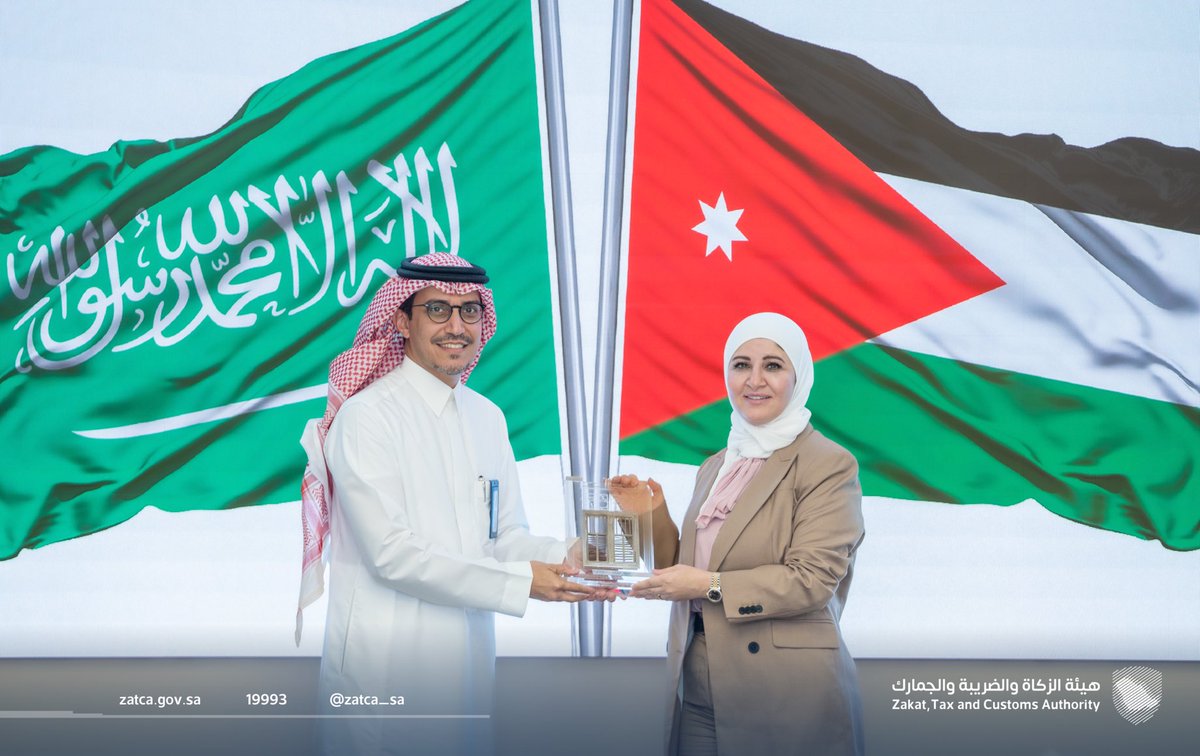 Zatca_sa's tweet photo. التقى اليوم معالي المحافظ @abanmis بسعادة الأمين العام لوزارة الصناعة والتجارة والتموين الأردنية أ. دانا الزعبي، وذلك بحضور معالي نائب وزير النقل والخدمات اللوجستية د. رميح الرميح، حيث بحث الجانبان سبل تعزيز العلاقات بين البلدين في المجال الجمركي، ومناقشة عددٍ من الموضوعات المشتركة.
#زاتكا