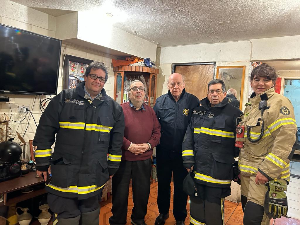 Una delegación de nuestra compañía visito a nuestro MH y VH de la Institución Don Adolfo Aviles Muñoz por la celebracion de su cumpleaños N° 80. De igual manera, se visito a nuestro MHy VH de la Institución Don Santiago Ferreeiro Merino.

22 abrazos!👨‍🚒