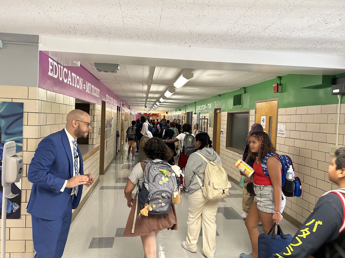 dps_k12's tweet photo. ๐After a motivating staff huddle, students are just now flooding through the doors at Hill Middle excited to start the year!๐#firstdaydps #healthystarttimes https://t.co/hQTVjJkM4w