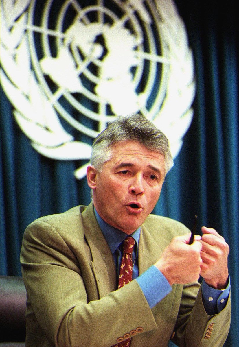 Recordemos a Sergio Vieira de Mello, quien hace 20 años falleció en un atentado en Bagdad al encabezar la representación de la #ONU en Irak. Fue un diplomático internacional ejemplar quien, se dijo, "sabía negociar hasta con el diablo". Dejó huella y hasta película de <a href="/netflix/">Netflix</a> 2/