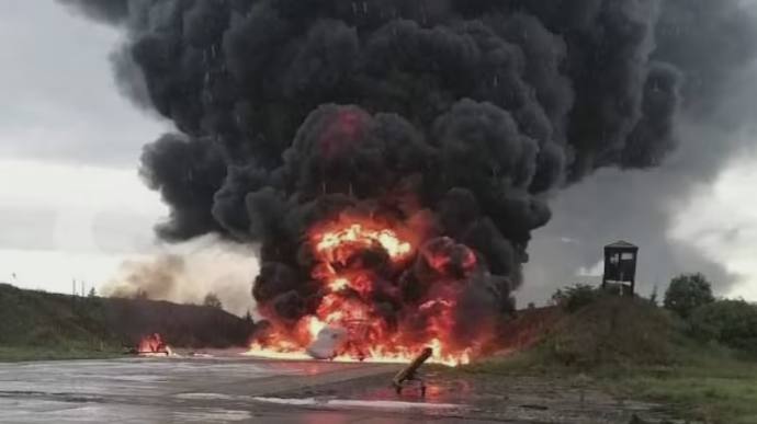 UWCongress's tweet photo. Now it's official: #Ukrainians have, for the first time, destroyed a 🇷🇺 strategic nuclear bomber Tu-22M3 during a recent drone attack at the #Soltsy military airfield 🍾✌️ RU uses these planes to launch its deadly missiles to UA. Our most sincere congrats to brave 🇺🇦 defenders!👏 https://t.co/D38S4uJ4gg