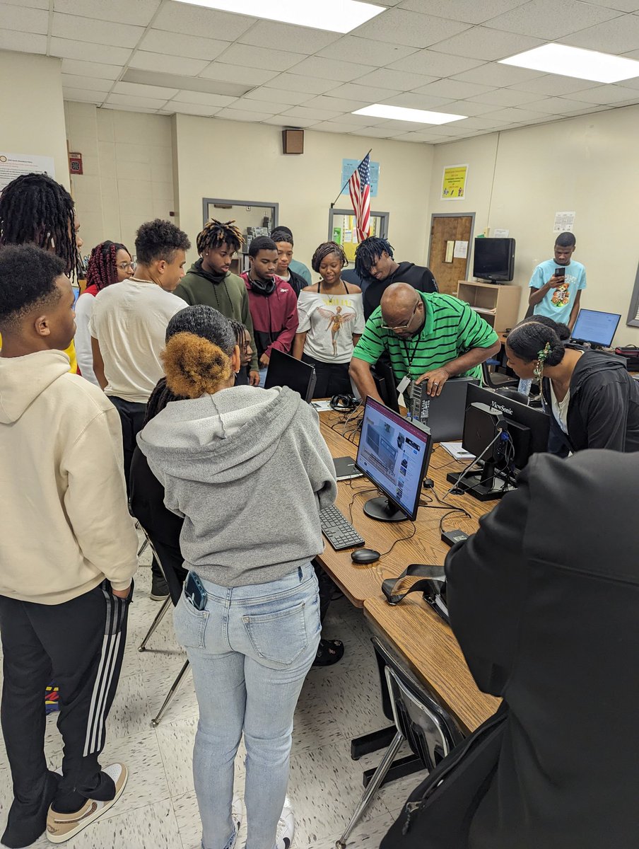 LatiquiaM's tweet photo. Project-Based Learning instills deeper engagement, communication development, and it's fun! Students at @DHSTSouth collaborate using 21st century skills. #dhstsouth #IT #hardware #teamwork #problemsolving #peernetworking https://t.co/f5Hs1waDDO