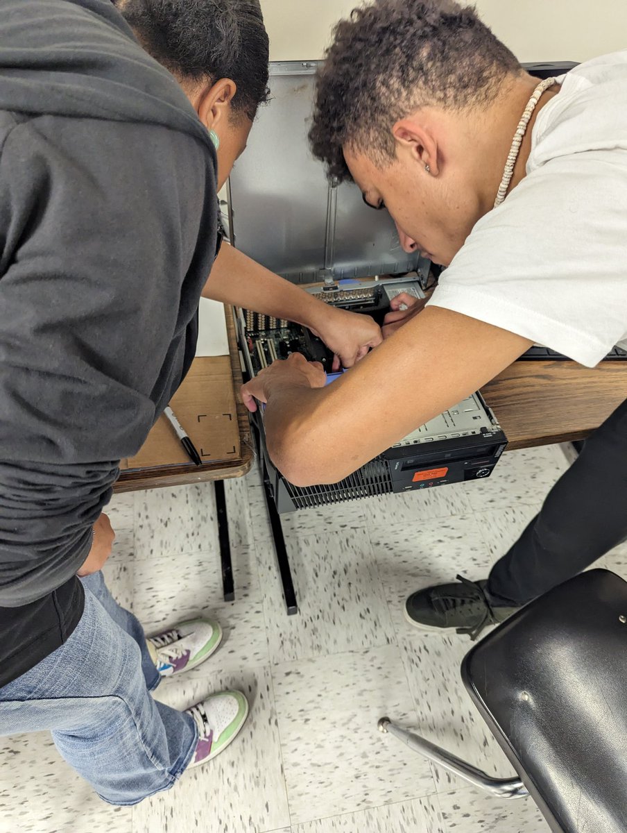 LatiquiaM's tweet photo. Project-Based Learning instills deeper engagement, communication development, and it's fun! Students at @DHSTSouth collaborate using 21st century skills. #dhstsouth #IT #hardware #teamwork #problemsolving #peernetworking https://t.co/f5Hs1waDDO