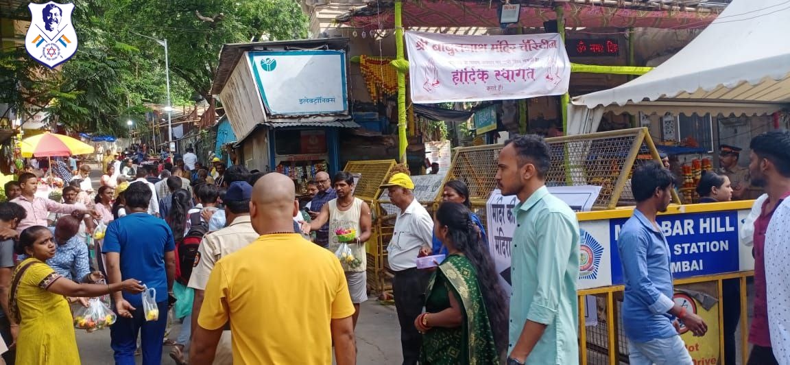 aniruddhasadm's tweet photo. Total 110 DMVs (#DisasterManagement Volunteers) were deployed by @AniruddhasADM at #Babulnath Mandir, Mumbai for Shravani Somwar Seva.

The DMVs managed the discipline on road as well as inside the Mandir.

#Shravan Somwar Seva (Mondays in the month of Shravan) is being carried out of  3 locations simultaneously by AADM.