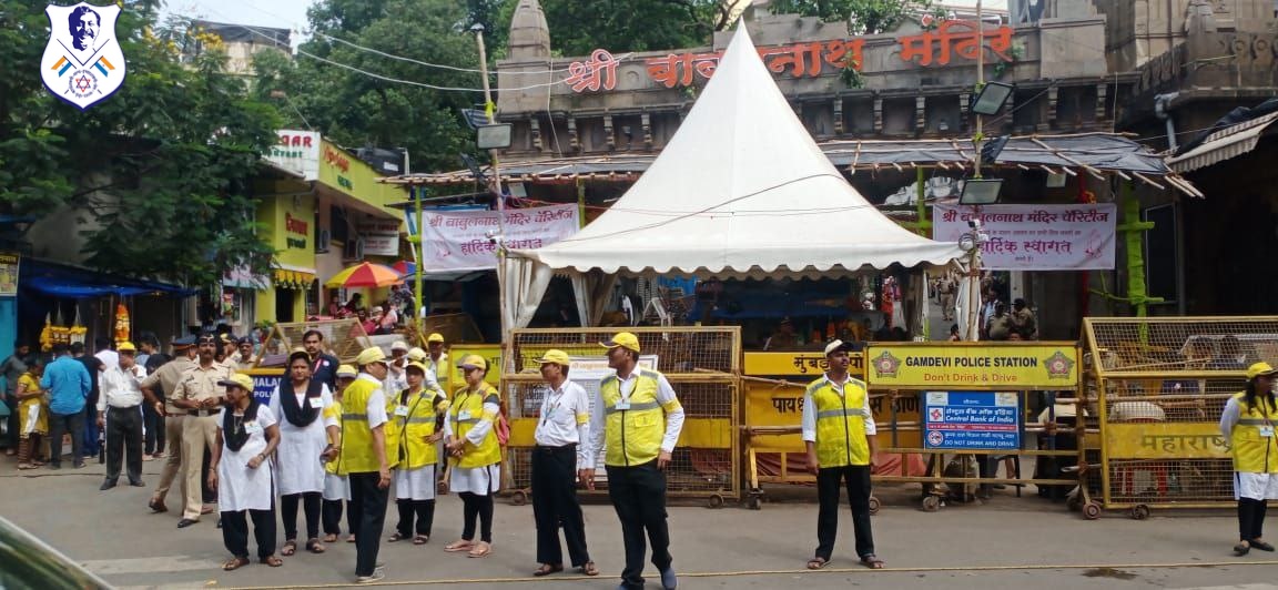 aniruddhasadm's tweet photo. Total 110 DMVs (#DisasterManagement Volunteers) were deployed by @AniruddhasADM at #Babulnath Mandir, Mumbai for Shravani Somwar Seva.

The DMVs managed the discipline on road as well as inside the Mandir.

#Shravan Somwar Seva (Mondays in the month of Shravan) is being carried out of  3 locations simultaneously by AADM.