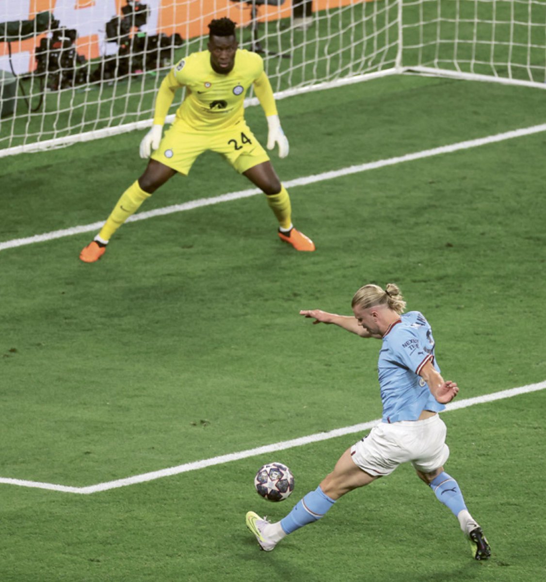 PedMenCoach's tweet image. In football, pinpointing the perfect shooting technique for players can be tricky. As seen in the image, most shooting scenarios involve the supporting foot or the body being completely 'out of position'. 🚀⚽ #FootballInsights #ShootingSkills