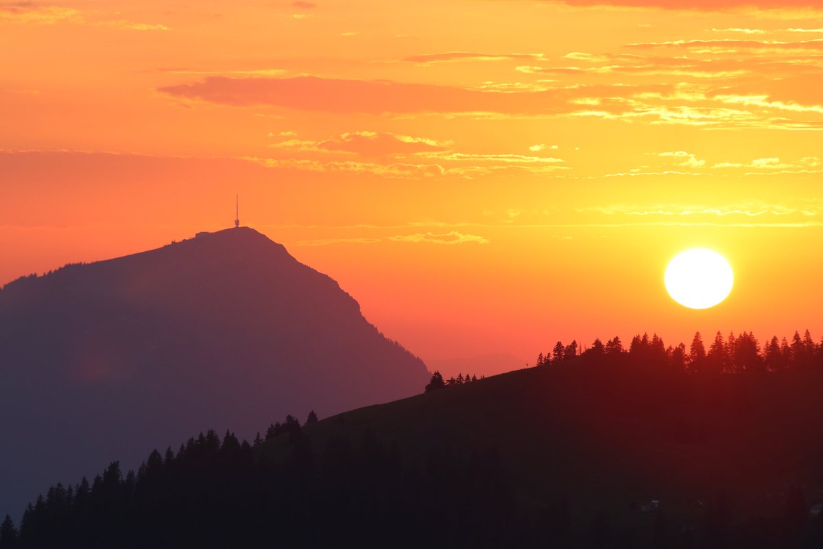 En plus de l'isotherme du zéro degré, plusieurs #records de températures ont été battus ces derniers jours. Avec la #canicule qui se poursuit, d'autres valeurs extrêmes pour une fin août pourront encore être mesurées. Plus d'infos dans le #blogmeteosuisse: bit.ly/47DnFNM