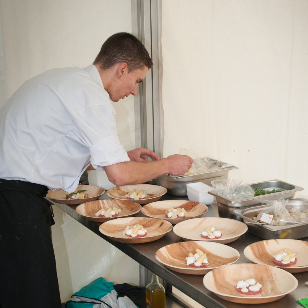 thewholeleafco's tweet photo. Chefs love the simple and beautiful design of our plates and bowls which makes their creations shine (and easy to present). Shoutout some of your favorite chefs in the comments!

#smallbuisness #sustainability #gogreen #ecofriendly #savetheplanet #lovewholeleaf #plantbased #chefs https://t.co/T5uqDnjhpn