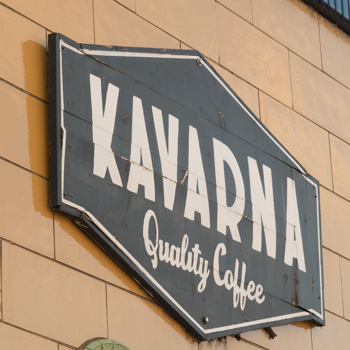 FindMomandPop's tweet photo. 143 N. Broadway St has the best selection of vegetarian and vegan food along with their top of the line coffee. check out their website https://t.co/yOa8qsWRKZ for all the info you need. Follow them on those other socials and @kavarna  so you can support the heck out them! https://t.co/G88fVEGyVr