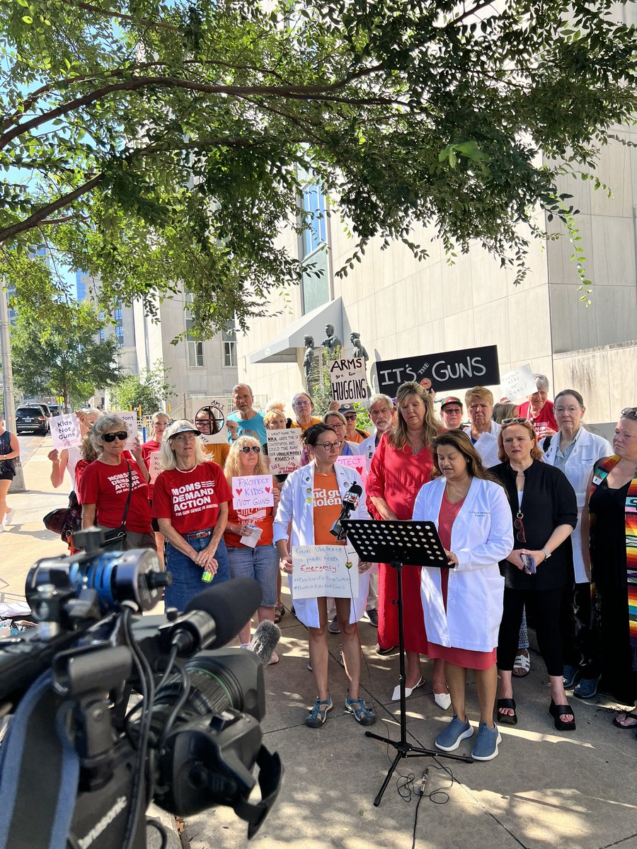 KendallWKRN's tweet photo. HAPPENING NOW: Tennessee physicians are preparing to deliver a signed petition by over 1,100 physicians calling on elected officials to pass common sense gun laws. @wkrn https://t.co/LAEJP51HcV