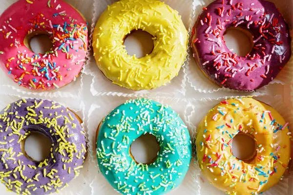 hey_chef_'s tweet photo. 💗 🍩 Unveiling a box of pure joy: Colorful donuts that redefine sweetness! From vibrant glazes to whimsical sprinkles, each bite is a journey of happiness. Indulge in the magic of flavors and colors that brighten every moment. 🎨🍩 #ColorfulDelights #DonutDreams https://t.co/EzNvP6j2YE