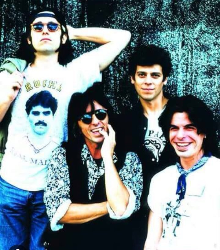 Hace muchos años el joven Calamaro llegó a España.  Después de remarla logró imponerse con su música llegando a convertirse en un ícono del rock español. Vigente como siempre, brillante como nunca. #losrodriguez #rockespañol #calamaroeterno