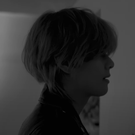 smol_kia's tweet photo. BLUE MV TEASER 1 IS OUT
BLUE
LAYOVER
#V_Blue #V_Layover https://t.co/bUyGG7d1xQ