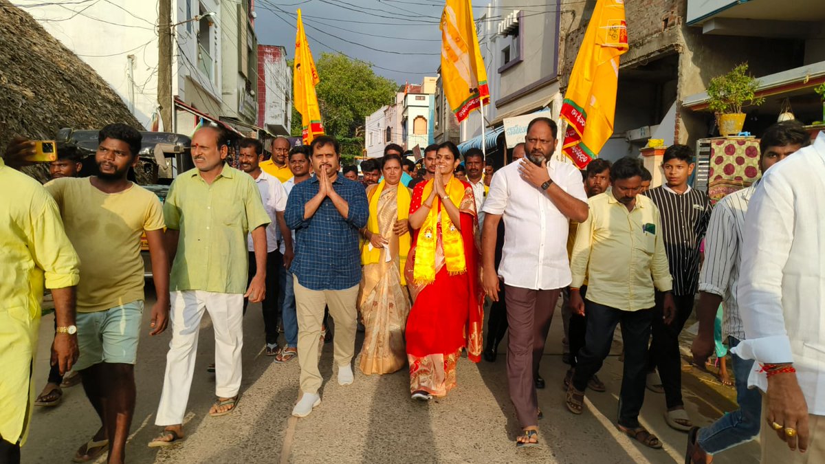 Divya_Yanmala's tweet photo. ఈరోజు తుని నియోజకవర్గం తుని మండలం లోవ కొత్తూరు గ్రామంలో మీ ఇంటికి మీ దివ్య కార్యక్రమం లో పాల్గొన్న తుని నియోజకవర్గం టీడీపీ ఇంచార్జ్ యనమల దివ్య గారు యువత అధ్యక్షులు యనమల శివరామకృష్ణన్
#భవిష్యత్తుకుగ్యారెంటీ 
#yanamaladivya 
#YuvaGalamLokesh 
#andrapradesh 
#tuni https://t.co/RKHnxJLXVj
