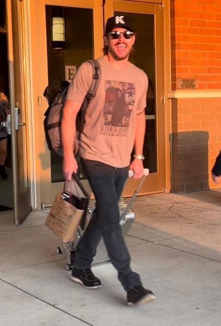 WesllyaFabia's tweet photo. 🚨Atenção🚨
Não é um treinamento:
Jensen com camisa do melhor amigo imaginário dele.🥹💙
#JensenAckles #SPNNC #SPNFamily #MustacheCon #SpatulaCon #deanwinchester https://t.co/plLGrnBdJ8