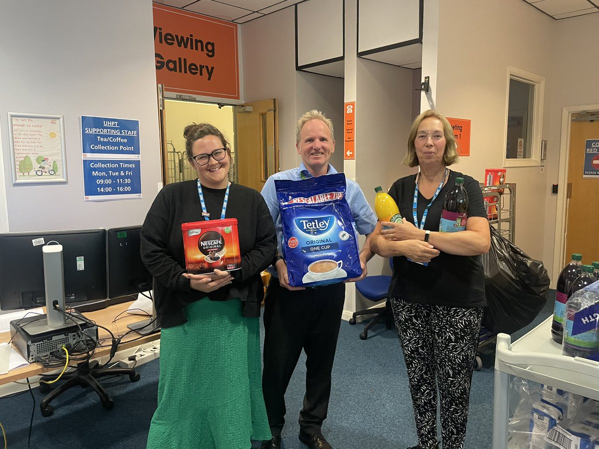 Great to see the team handing out staff provisions at DCHW - free tea, coffee and squash for all staff at UHP supporting wellbeing 👏 @StevenKeithNHS @JohnKFStephens @ClaireUnderdown @UHP_NHS